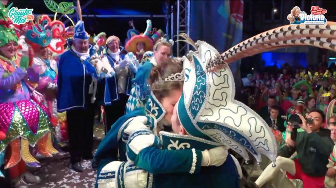 Prinsenpaar Steve April en Evy Carels verloven zich tijdens laatste Carnavalsnacht in Halle