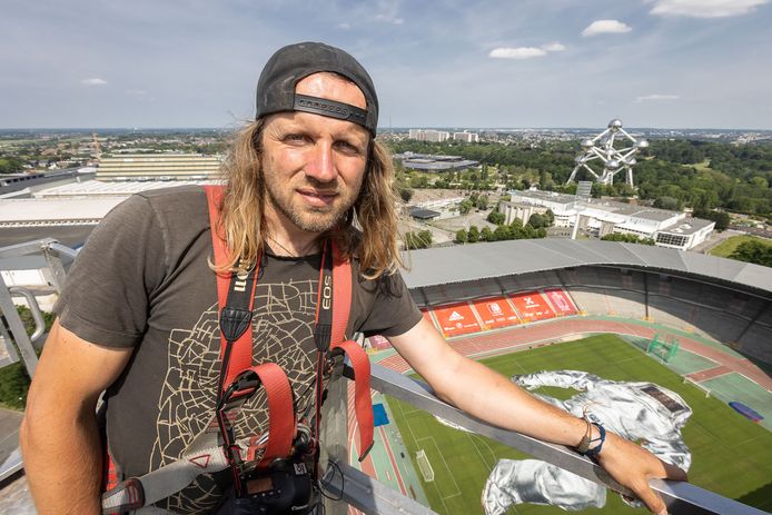 Wim Tellier, op 90 meter hoogte, boven zijn werk 'Closer' in het Koning Boudewijnstadion.