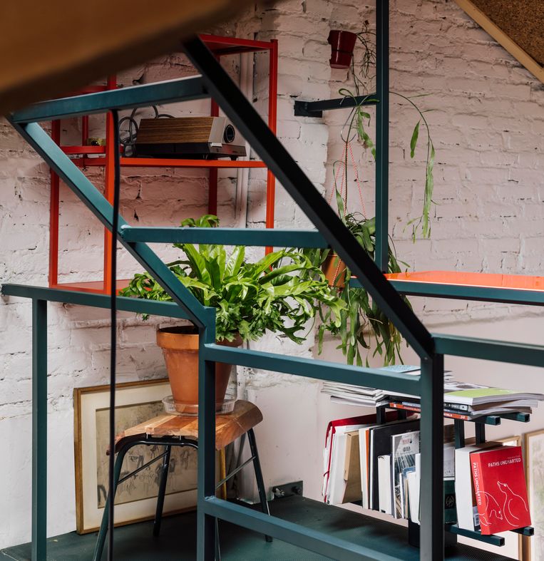 De groene stalen constructie is polyvalent: je kan er boeken in zetten, planten aan hangen of je was aan drogen.
 Beeld ROCIO ROMERO RIVAS