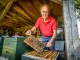 Imker Hans Oude Luttikhuis geeft tips om bijen te helpen overleven.