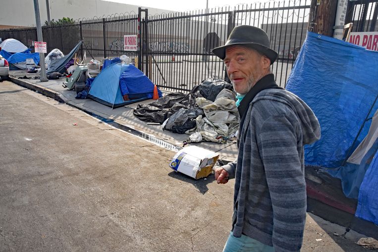 Scotty, een zware gebruiker, loopt door Skid Row, een wijk in downtown LA waar naar schatting 8.000 daklozen een onderkomen hebben gevonden in tentjes.  Beeld Teun Voeten