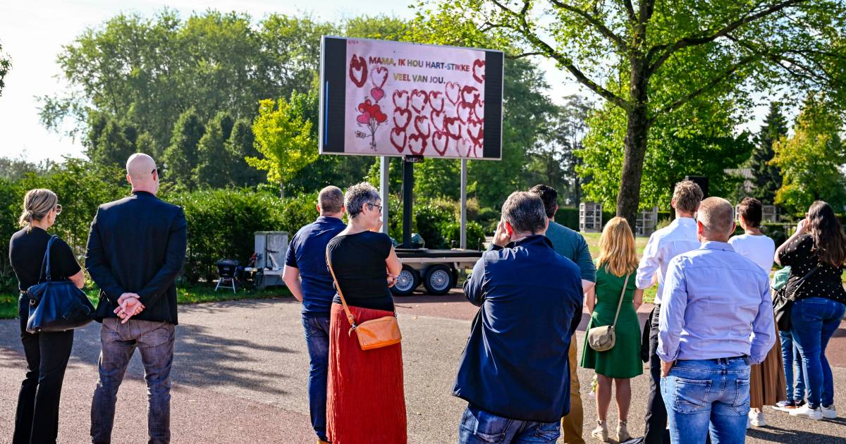 Mensenmassa bij afscheid Wieteke (42), slachtoffer verkeersdrama Oud