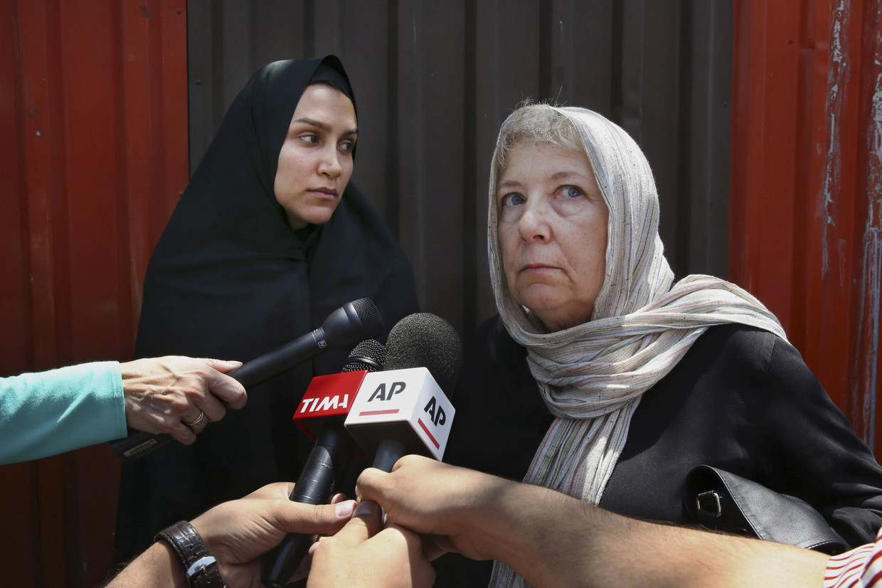 Mary Rezaian, moeder van Jason Rezaian, en zijn echtgenote Yeganeh Salehi na een zitting van het Revolutionair Hof in Teheran. Beeld AP