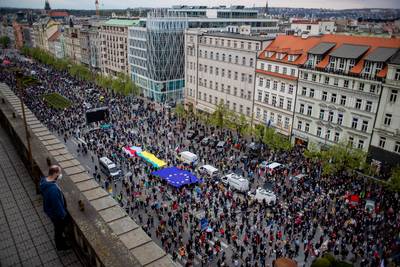Duizenden mensen betogen in Praag tegen Tsjechische president