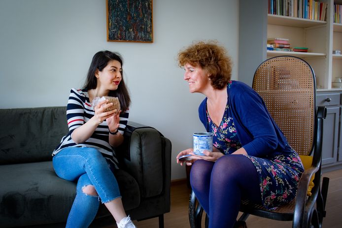 Mimi en Juliëtte Genders bespreken het veganistische gehalte van de stroopwafels.