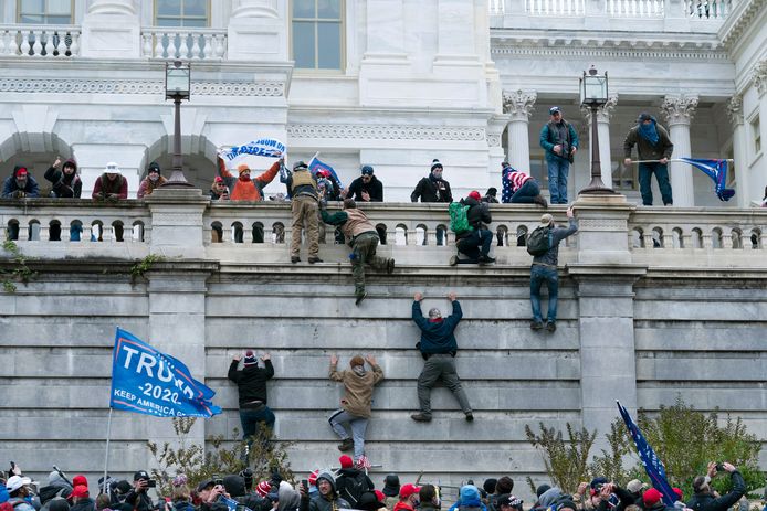 In januari bestormden aanhangers van Donald Trump het Capitool in Washington, omdat ze berichten geloofden dat er was geknoeid met de verkiezingen.