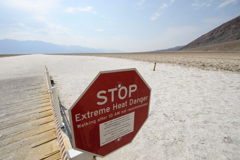 Een bordje waarschuwt voor de extreme hitte in Death Valley. Beeld AFP