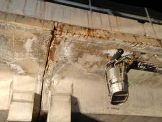 Stukken beton vallen van Italiaanse autosnelwegbrug