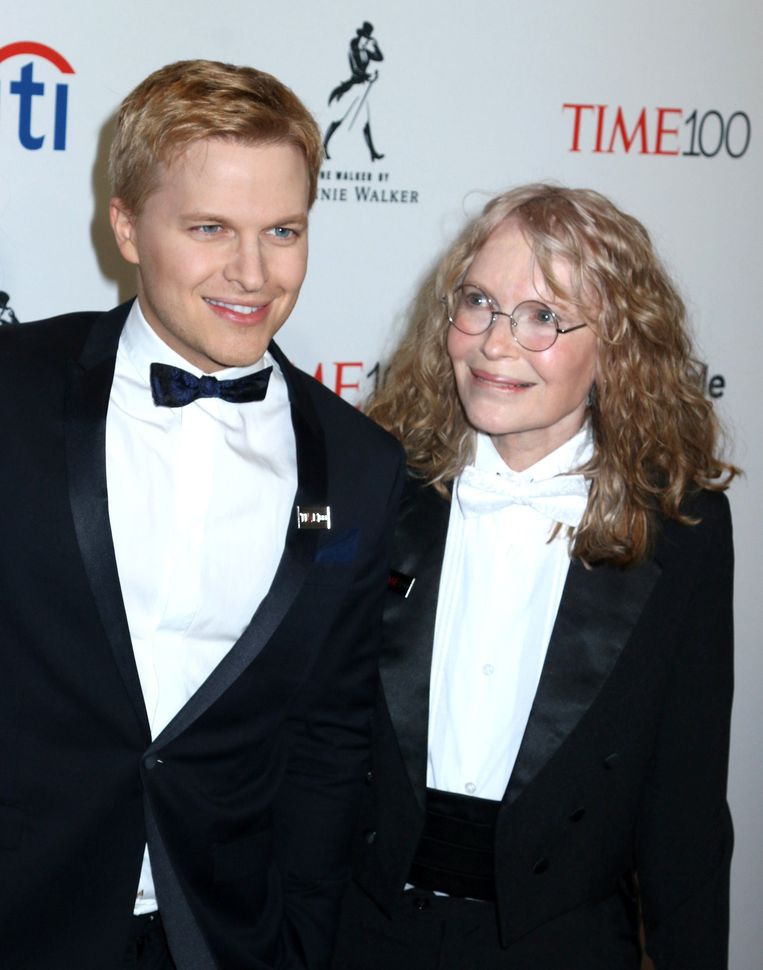 Met zijn moeder Mia Farrow. Beeld Photo News