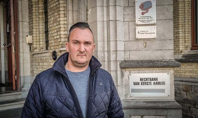 Kris Verslype (45) uit Houthulst, buurman van de dader, vraagt op de rechtbank van Ieper een schadevergoeding voor de gestolen en vermoorde vinken.