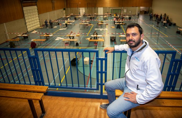 Emrah Yildirim op de publieke tribune tijdens de hertelling van de uitgebrachte stemmen tijdens de verkiezingen. Een hertelling zou voor hem gunstig kunnen uitpakken. Het kandidaat-raadslid valt op dit moment net buiten de boot.