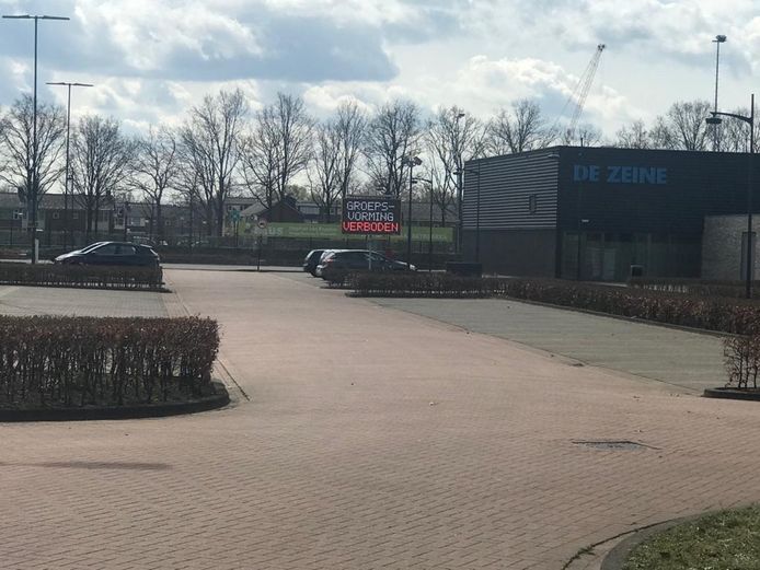 Bij de parkeerplaats aan de Olympiaweg in Waalwijk is er overlast van samenscholende jongeren. Er wordt nu duidelijk gewaarschuwd dat groepsvorming verboden is.