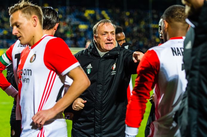 Dick Advocaat geeft instructies aan zijn spelers.
