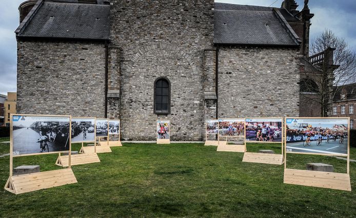 De foto’s geven een beeld van de geschiedenis van 65 jaar E3 Harelbeke. Op twee plekken zijn er meerdere foto’s te bezichtigen: op het graspleintje voor de kerk aan het marktplein en aan de parking van het voetbalstadion