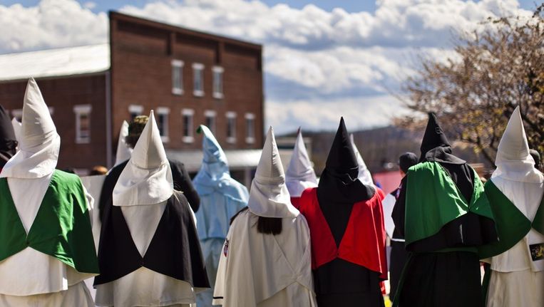 Leden Ku Klux Klan verzamelen zich bij een rechtbank in Virginia. Beeld EPA