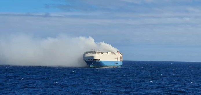 De in brand geraakte Felicity Age drijft stuurloos in de Atlantische Oceaan.