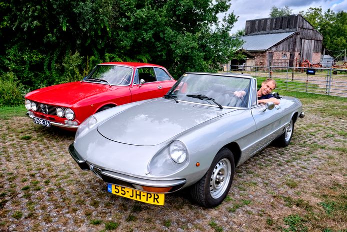 Ronald de Vrieze is een echte Alfa-fanaat. Hij knapt zijn auto’s zelf op. ,,Mijn vrouw vindt het leuk dat dit echt mijn eigen hobby is.’’