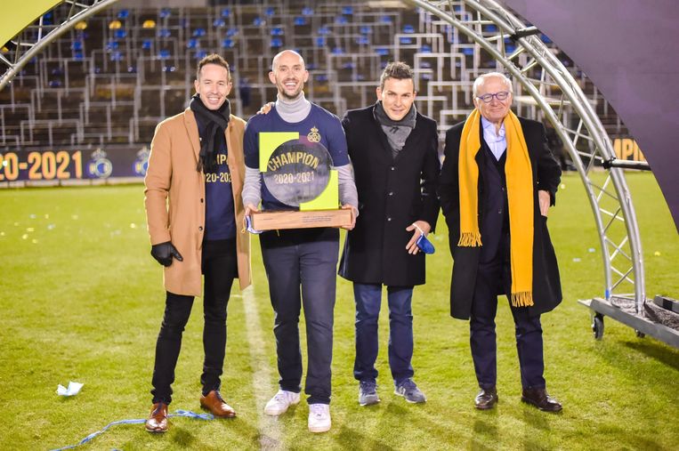 Alex Muzio houdt de trofee vast na de promotie. Beeld RV