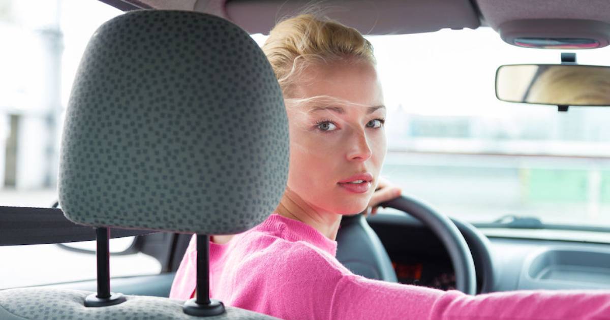 Perché abbassare la radio quando si parcheggia, si cercano indicazioni stradali o durante una grandinata?  |  auto