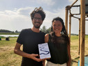 Maarten van der Schaaf en Li An Phoa presenteerden hun boek 'Drinkbare Rivieren' op de dag dat hun wandeltocht langs de IJssel eindigde.