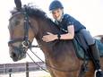 Nick Pieters met zijn pony Majella op de manege in Axel.