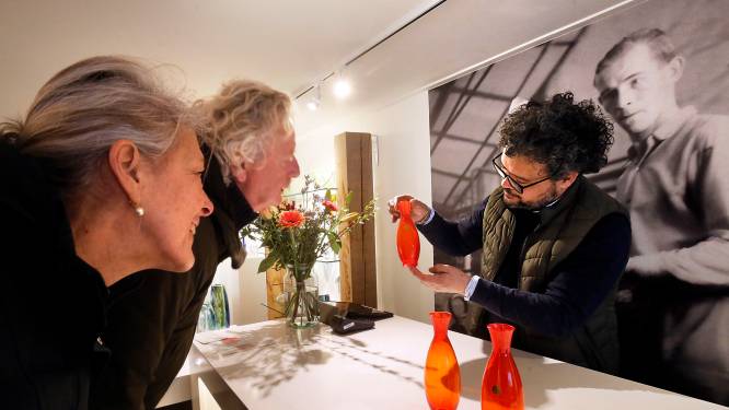 Verzamelaars buitelen over elkaar heen voor speciaal Oranjevaasje ter ere van 85ste verjaardag Beatrix