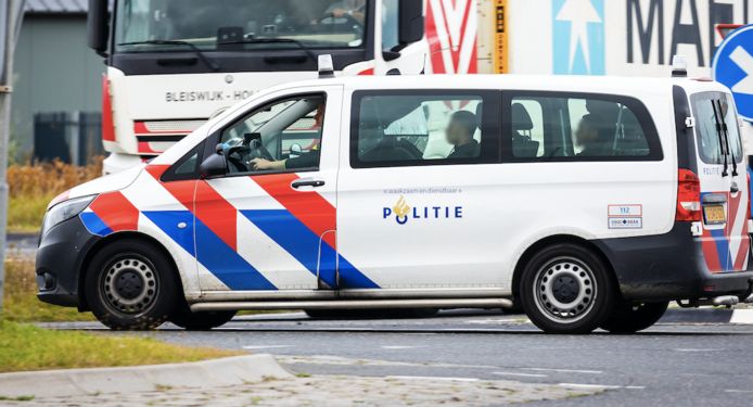 Arrestantenbus met verdachte uithalers. ECT-Delta-terminal, Maasvlakte, Rotterdamse haven.