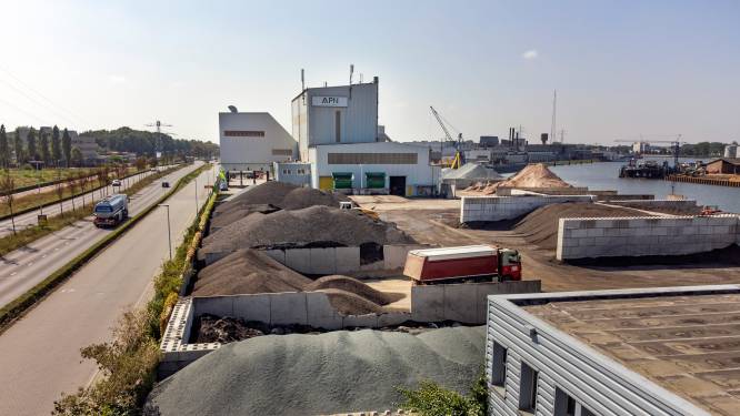 Via via horen buren dat asfaltfabriek te veel kankerverwekkende stoffen uitstoot: ‘Gemiste kans om vertrouwen te herstellen’