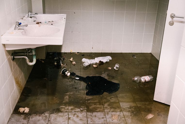 Op de gang liggen drollen. Tegelwanden zijn besmeurd met bloed. In het hele gebouw hangt een doordringende geur van urine. Beeld Aurélie Geurts