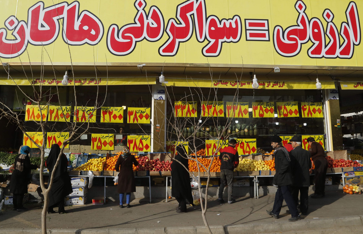 Vanwege de inflatie moeten Iraniërs steeds meer betalen voor bijvoorbeeld fruit. Beeld AFP