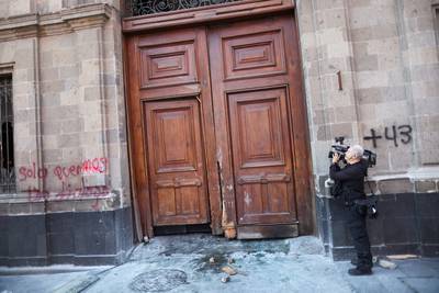 Au Mexique, des manifestants défoncent la porte du palais présidentiel