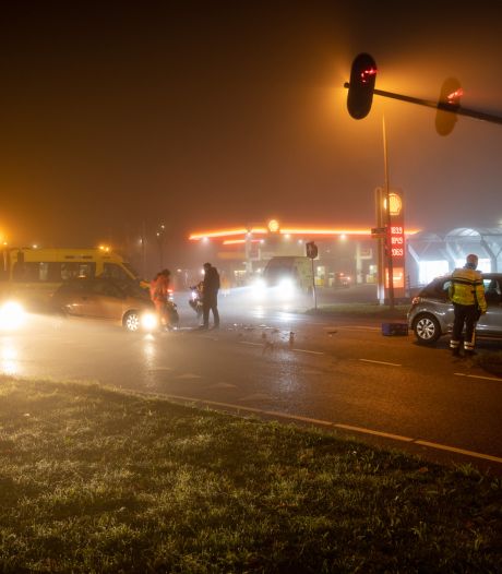 Twee auto's botsen op kruispunt in Roosendaal: bestuurster gewond