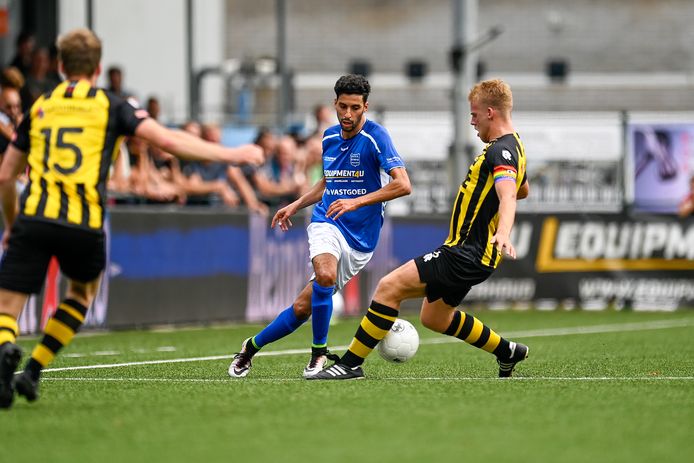 Achraf Nejmi probeert aanvoerder Bram Ros van Rijnsburgse Boys te omspelen.