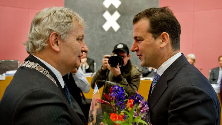 Burgemeester Eberhard van der Laan (L) en Lodewijk Asscher in 2012 bij het afscheid van laatstgenoemde als wethouder in Amsterdam. Beeld ANP