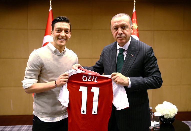 In Duitsland heerst onvrede over deze foto: middenvelder Özil op visite bij de Turkse president Erdogan. Beeld Photo News