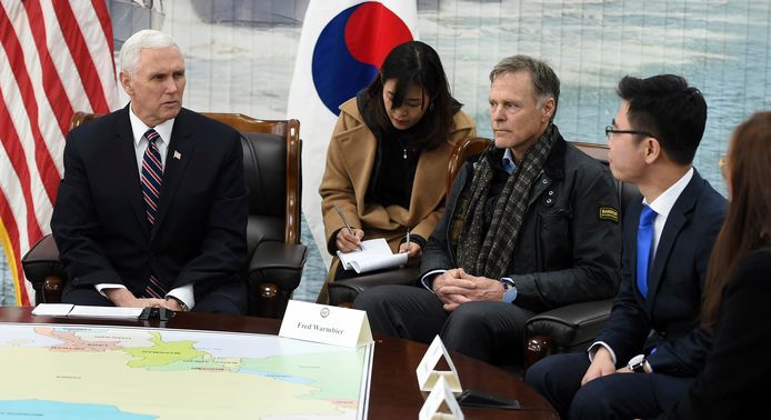 Mike Pence spreekt met de Noord-Koreaanse  overloper Ji Seong-ho terwijl Fred Warmbier (in het midden) meeluistert.