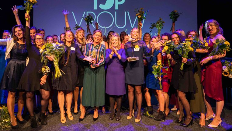 Topvrouwen van het jaar 2019, met juryvoorzitter Jet Bussemaker in het midden. Beeld Paul tolenaar / stichting topvrouw van het jaar