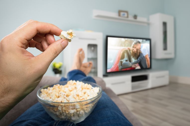 Voor een Belg mag dat nieuwe televisietoestel wel wat plaats innemen in de woonkamer. Beeld Shutterstock