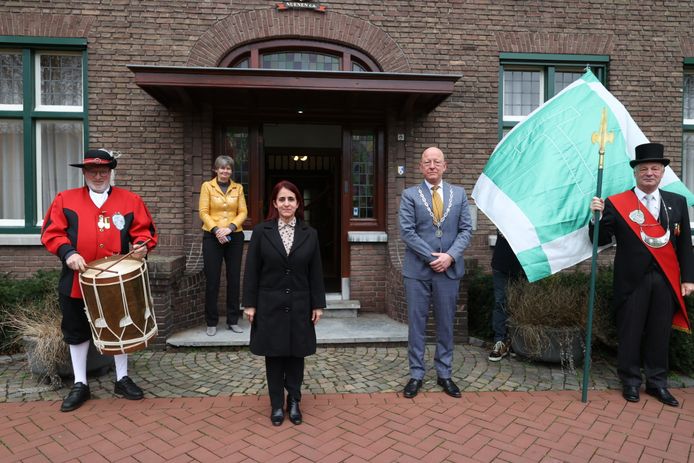 De ambassadeur van Cuba Anet Pino Rivero (in zwarte jas) bezocht dinsdag Nuenen, als eerste plek in Nederland sinds haar aanstelling eind januari.