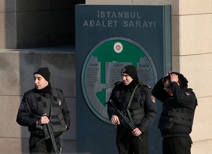Agenten houden de wacht voor een gerechtsgebouw in Istanboel.
