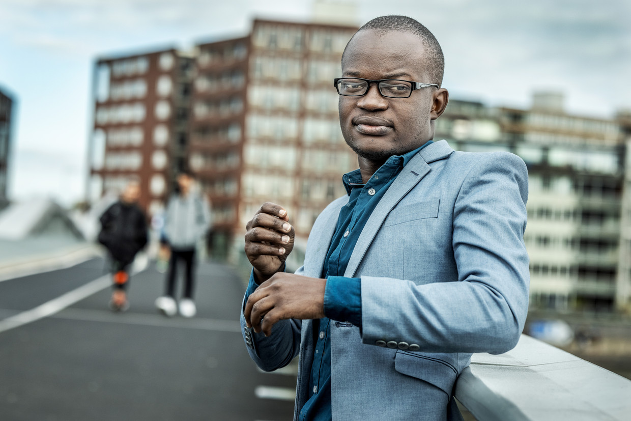 De Oegandese mensenrechtenadvocaat Shibolo Awali heeft tijdelijk in Nederland zijn toevlucht gezocht. Hij verdedigt mensen uit de lhbt-gemeenschap in Oeganda, wat hem op bedreigingen en intimidatie komt te staan.