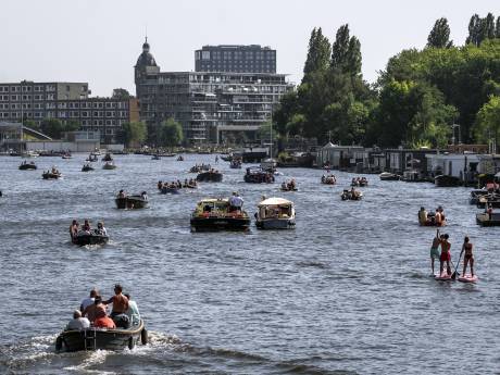 Amsterdamse booteigenaren krijgen meer tijd om te vergroenen: oude doorvaartvignetten langer geldig