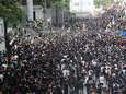 Sfeer in Hongkong wordt grimmiger: duizenden demonstranten omsingelen politiebureau