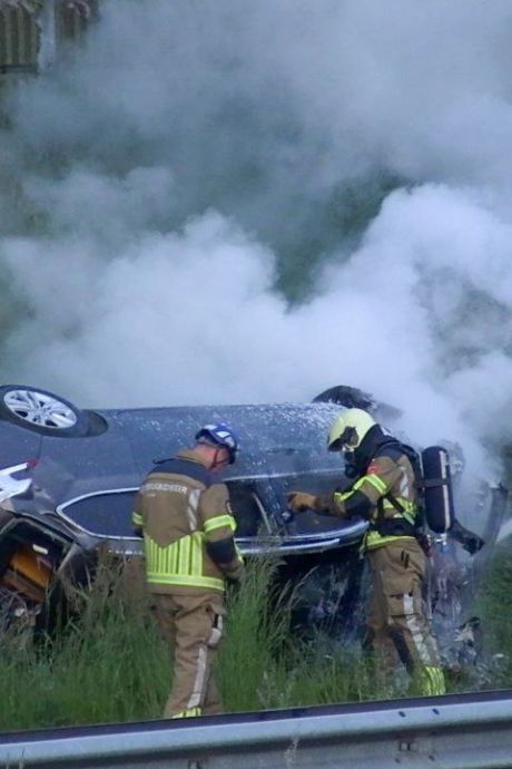 Auto vliegt in brand na botsing op A35 in Enschede: weg afgesloten 