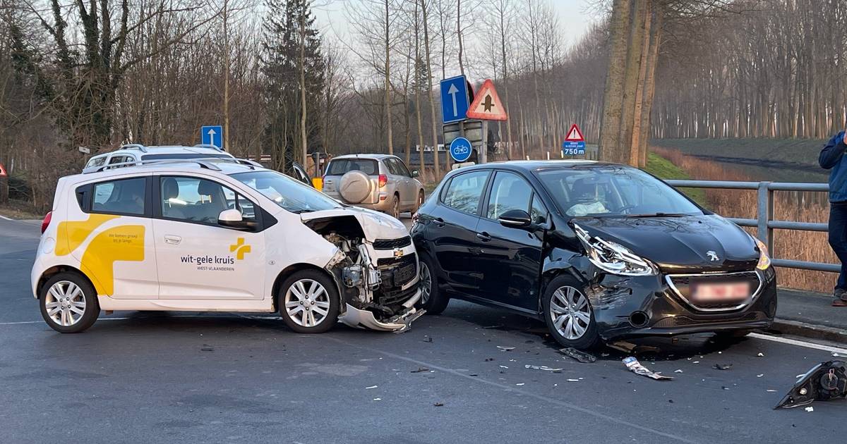 Auto WitGele Kruis en andere wagen botsen in Moerkerke Damme hln.be