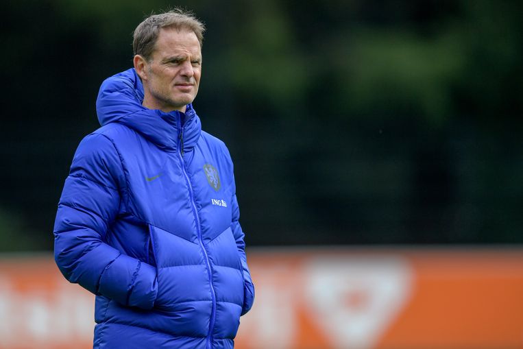 Bondscoach Frank de Boer, observerend tijdens een training van Oranje in Zeist.  Beeld BSR Agency