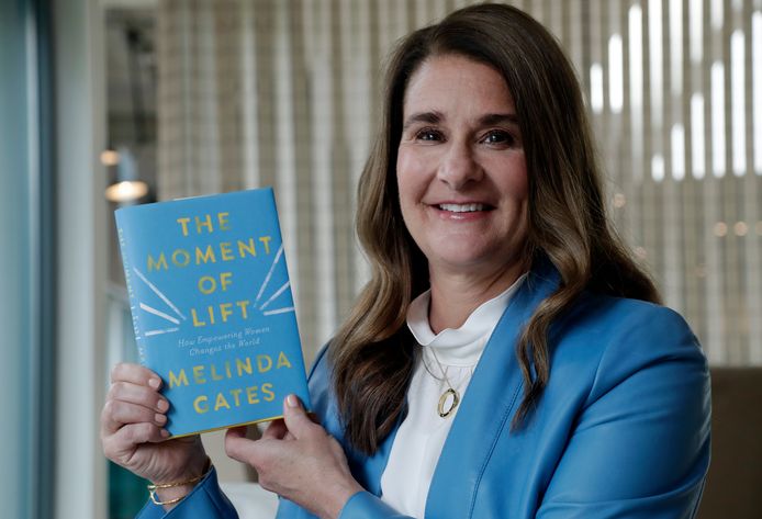 Melinda Gates met haar nieuwe boek ’The Moment of Lift’.
