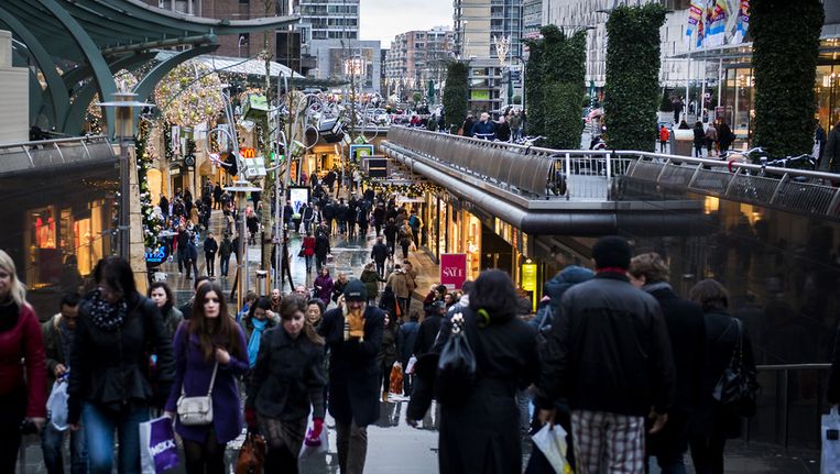 Winkelend publiek in Rotterdam, volgend jaar neemt voor het eerst in jaren de consumptie toe, voorspelt het CPB. Beeld ANP