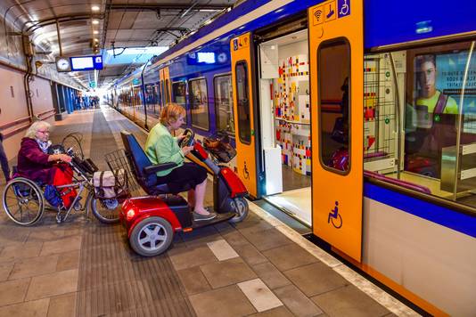 Marijke Smits (links) en Ina Schotters demonstreren het probleem; het afstapje naar de trein is te hoog.