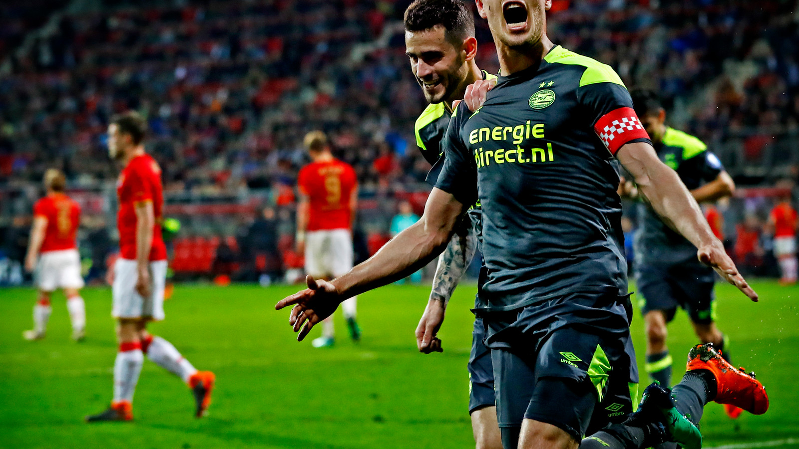 Marco van Ginkel met naast hem Gastón Pereiro.